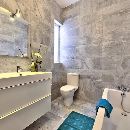 Apartmán Superb Penthouse With Views & Terrace Naxxar